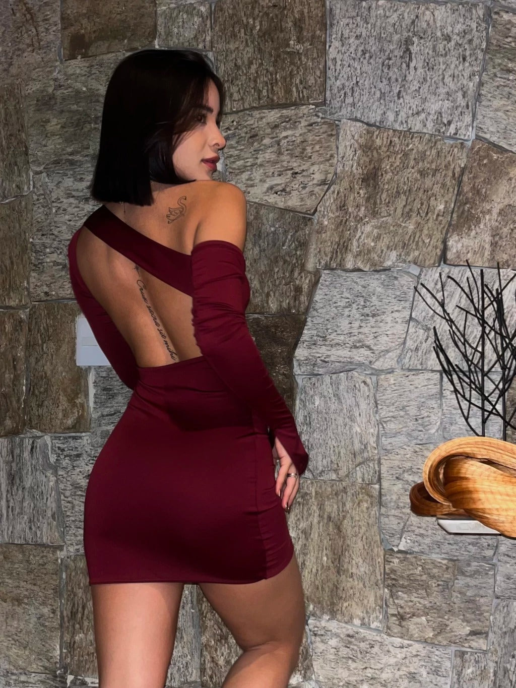 Vestido Curto Aberto Costas Bordô