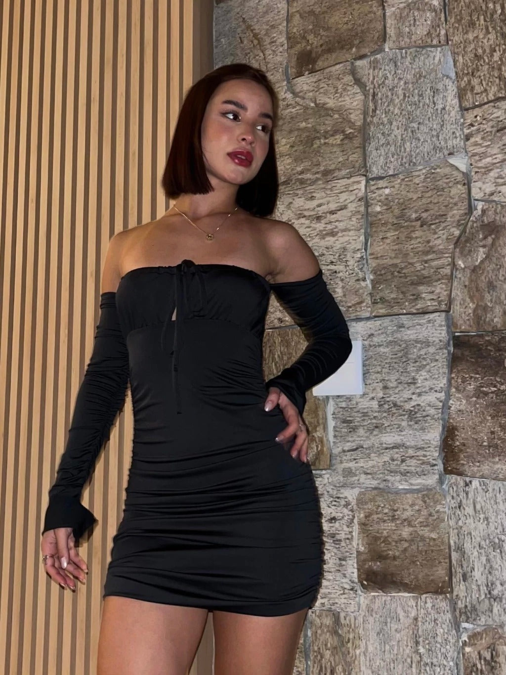 Vestido Curto Ombro a Ombro Preto